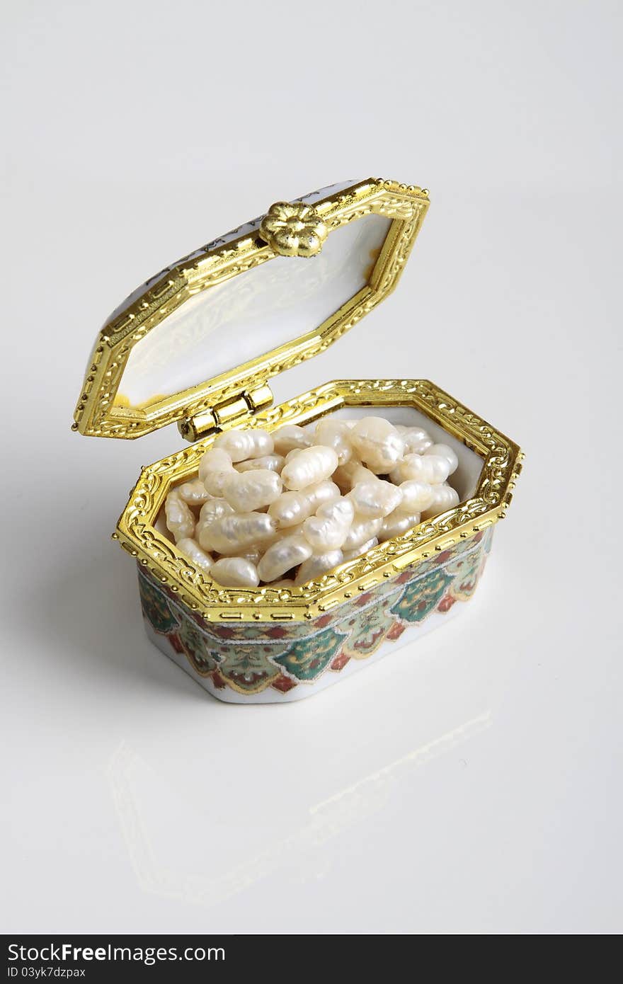 Precious pearl box