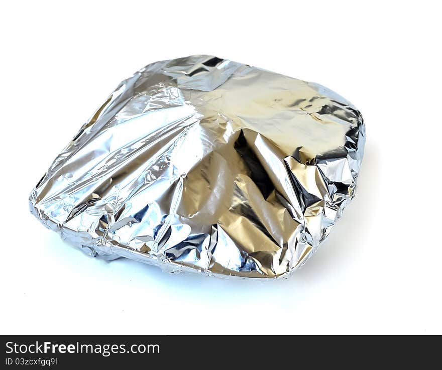 A plate wrapped with aluminum foil for preserving or baking food in an oven. A plate wrapped with aluminum foil for preserving or baking food in an oven