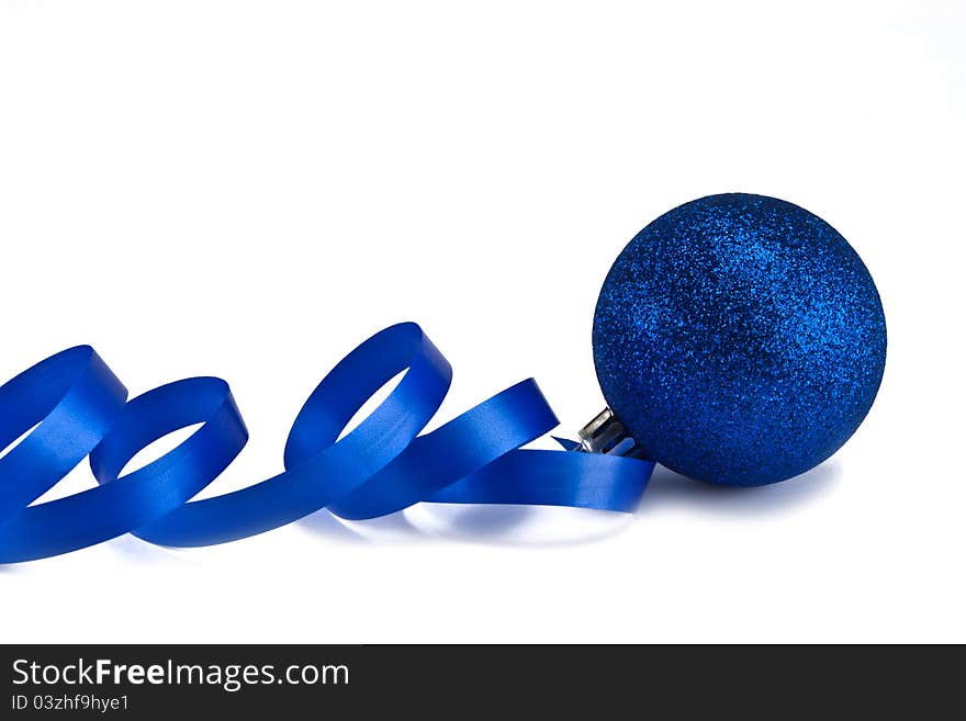 Photo New Year's dark blue sphere with a ribbon