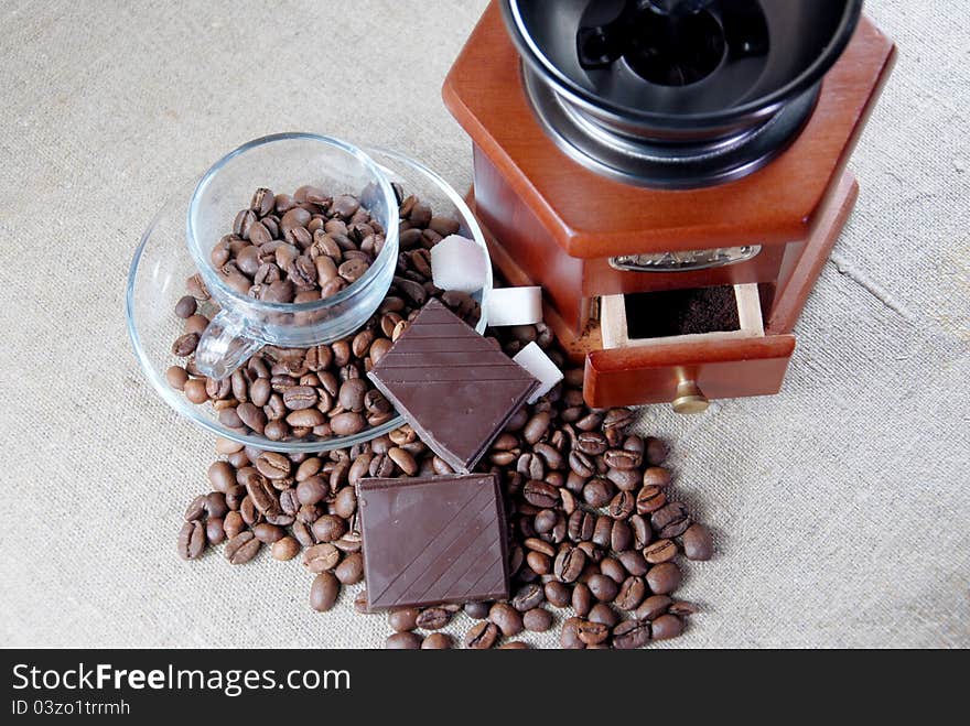 A wooden  grinder  and  glass  cup