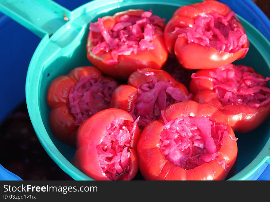 Bell pepper stuffed with pickled red cabbage