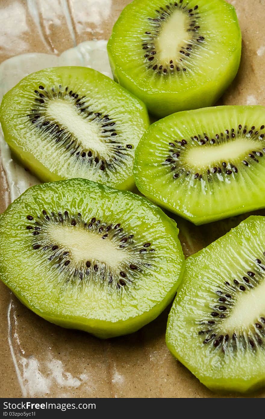 Sliced kiwi on a brown plate