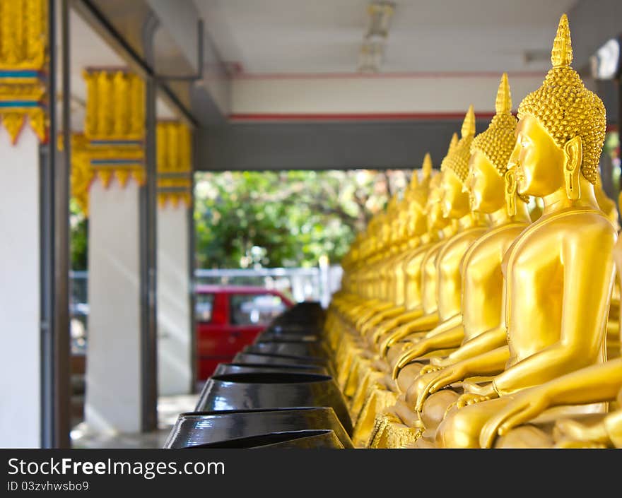 Row of Buddha statue and bowl donation, which is close to the poles. Row of Buddha statue and bowl donation, which is close to the poles.