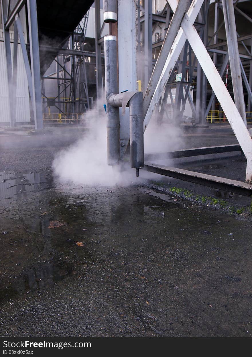 Steam pipe overflow valve in a power station