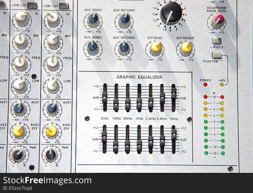 Power-Mixer With Graphic-Equalizer