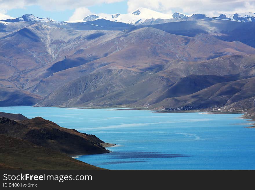 Yamdrok Lake is one of the three largest sacred lakes in Tibet. It is over 72 km long. The lake is surrounded by many snow-capped mountains and is fed by numerous small streams. The lake does have an outlet stream at its far western end.
Around 90 km to the west of the lake lies the Tibetan town of Gyantse and Lhasa is a hundred km to the northeast. According to local mythology, Yamdok Yumtso lake is the transformation of a goddess.