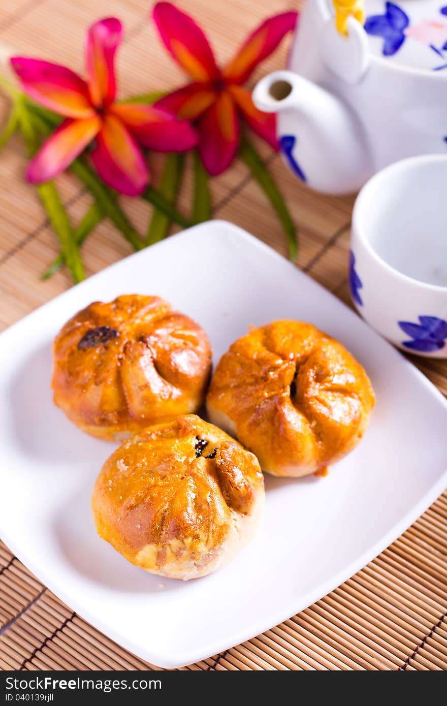 A type of baked bun with flaky pastry bun and meat (usually pork) filling. A type of baked bun with flaky pastry bun and meat (usually pork) filling.