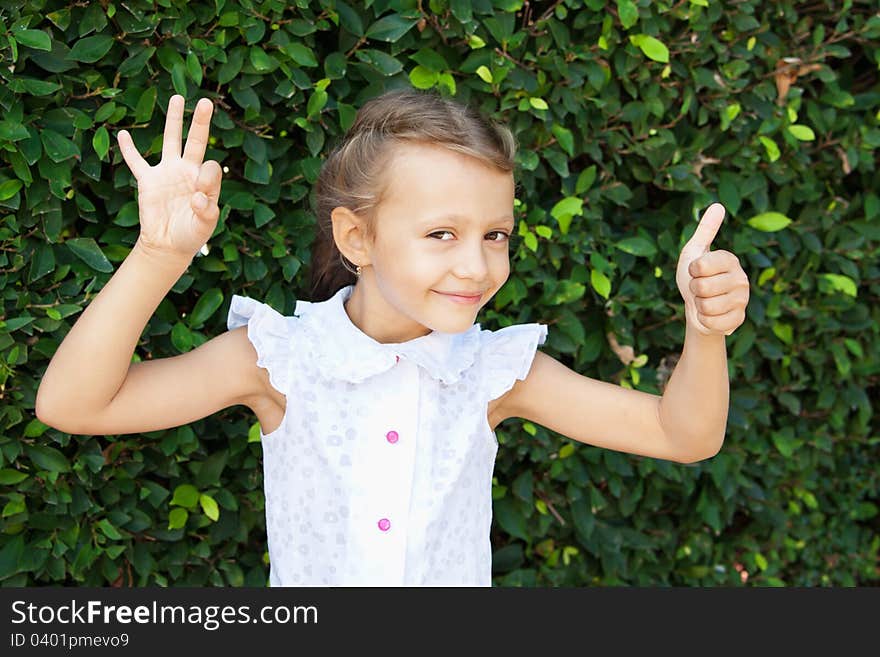 A girl shows a signs of excellent and OK