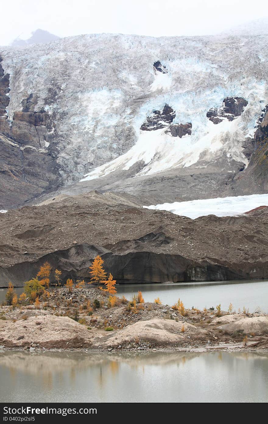 Midui Glacier was ranked by China National Geography Magazine as one of the top six most beautiful glaciers in China. But it is vanishing as the result of global warming.