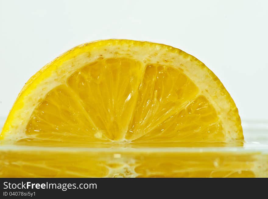 Yelow lemon with clean water