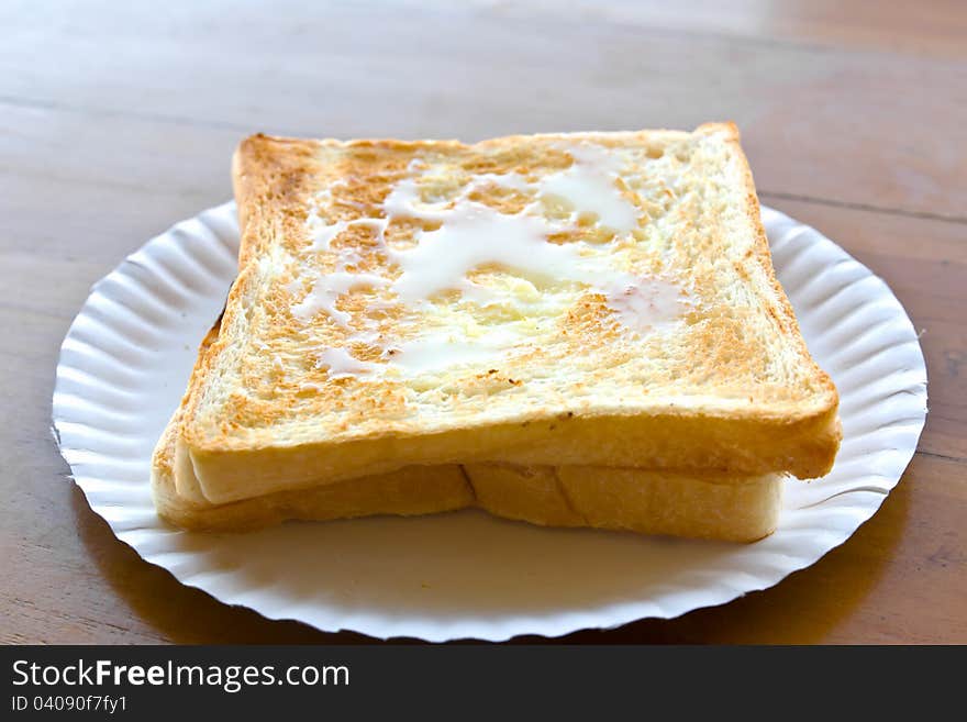 Pour the milk toast in the dish