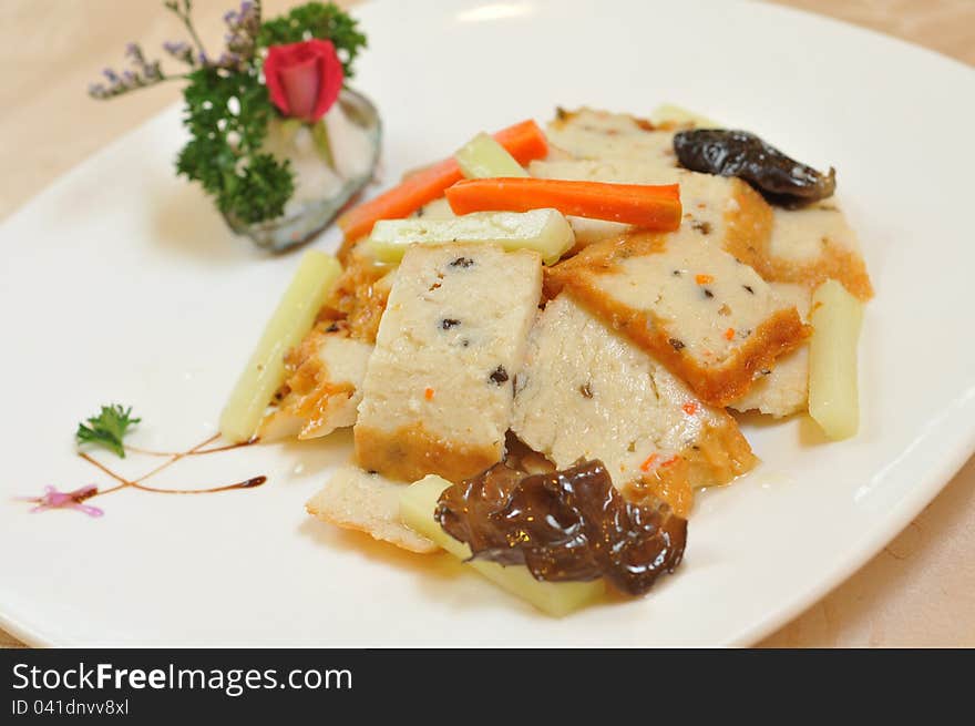 Fungus fried tofu