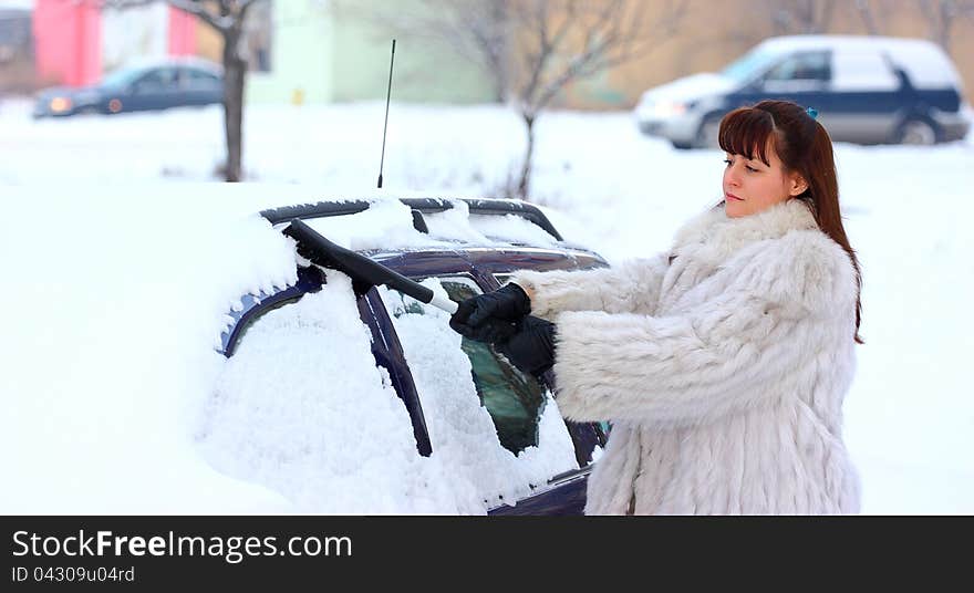 Woman remove snow