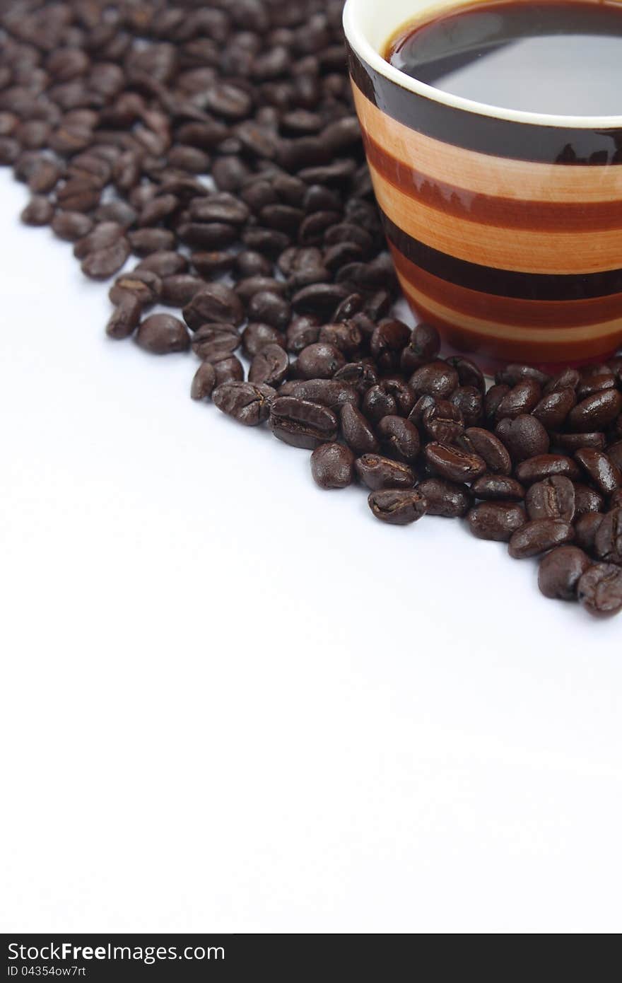 Coffee cup and coffee bean in white backgrounds