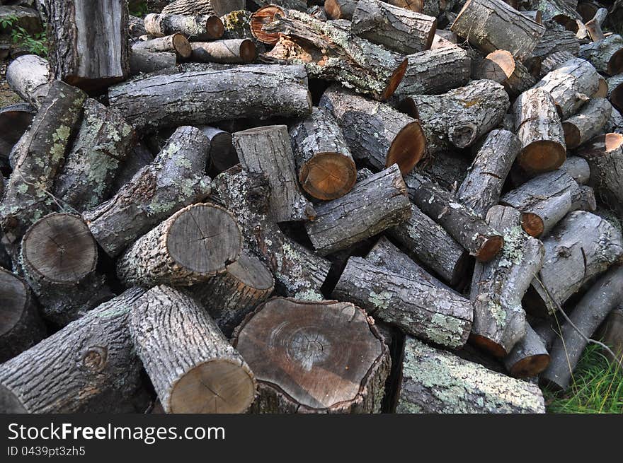 A mess of wood waiting for a good fire.