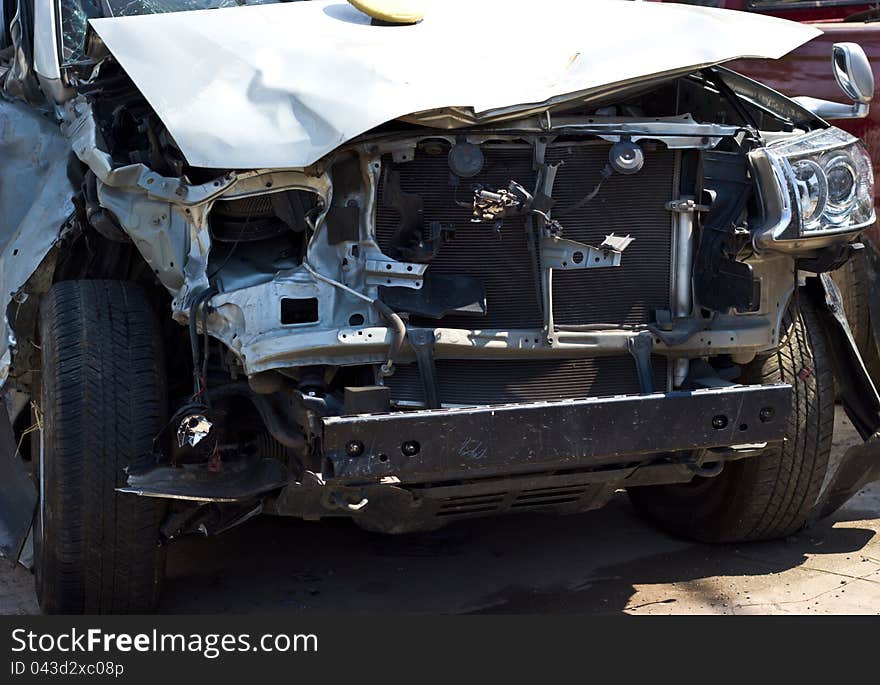 Damage to the car park of the accident for repair. Damage to the car park of the accident for repair.