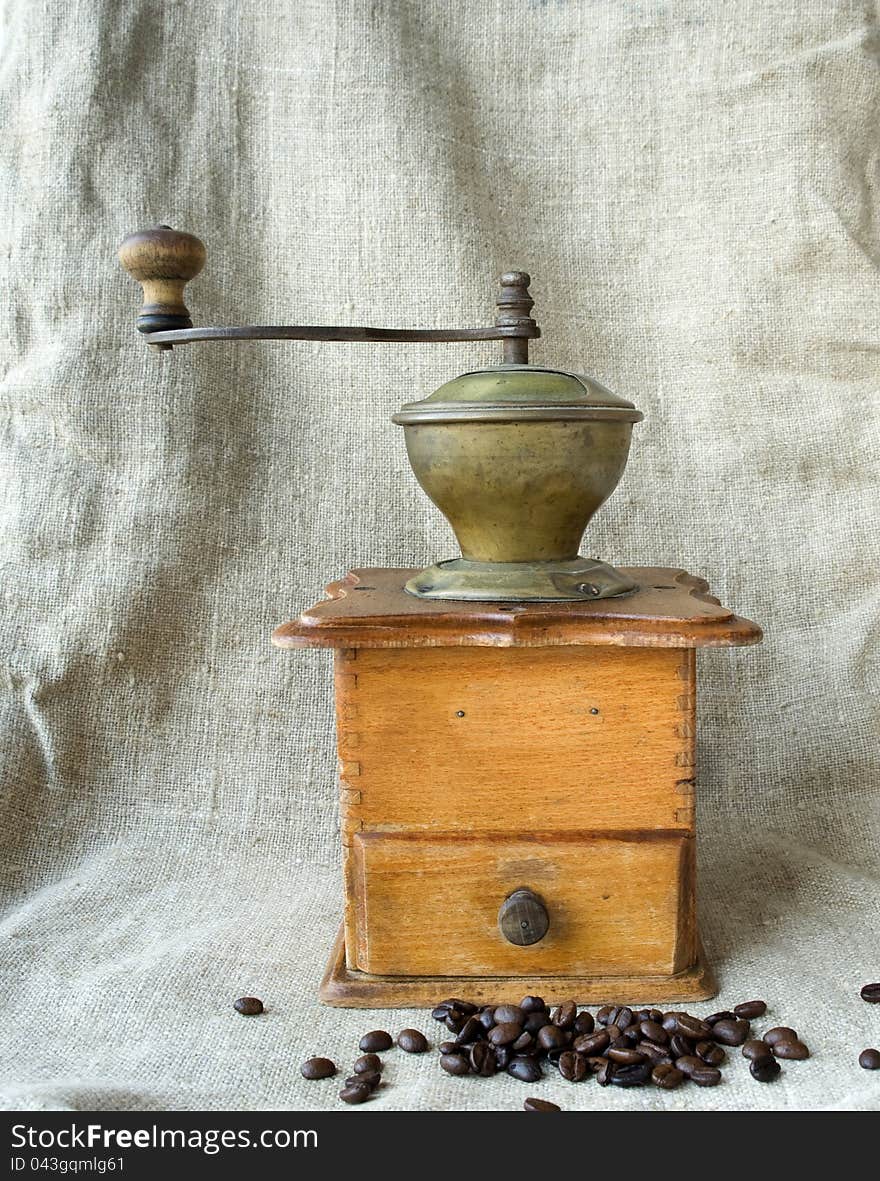 Ancient coffee grinder and the coffee grains