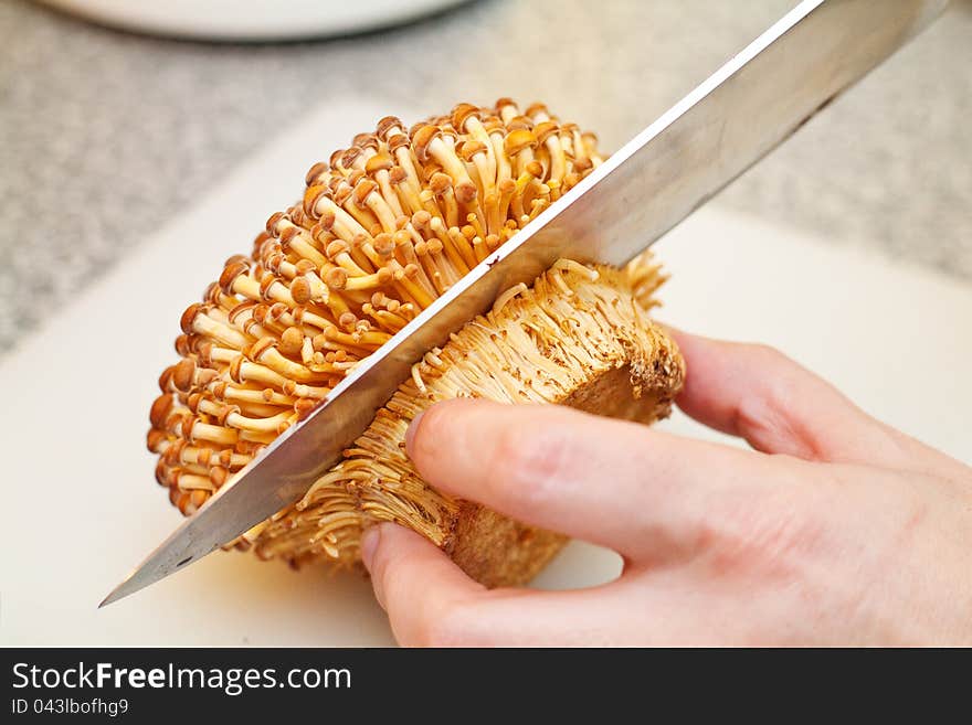 Cutting enoki mushrooms