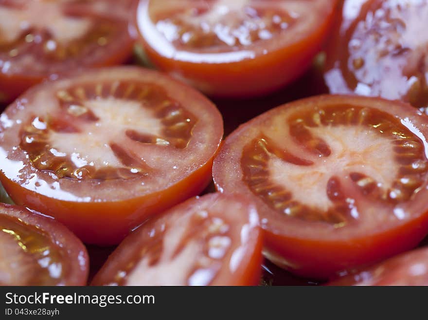 Open tomatoes to make them baked