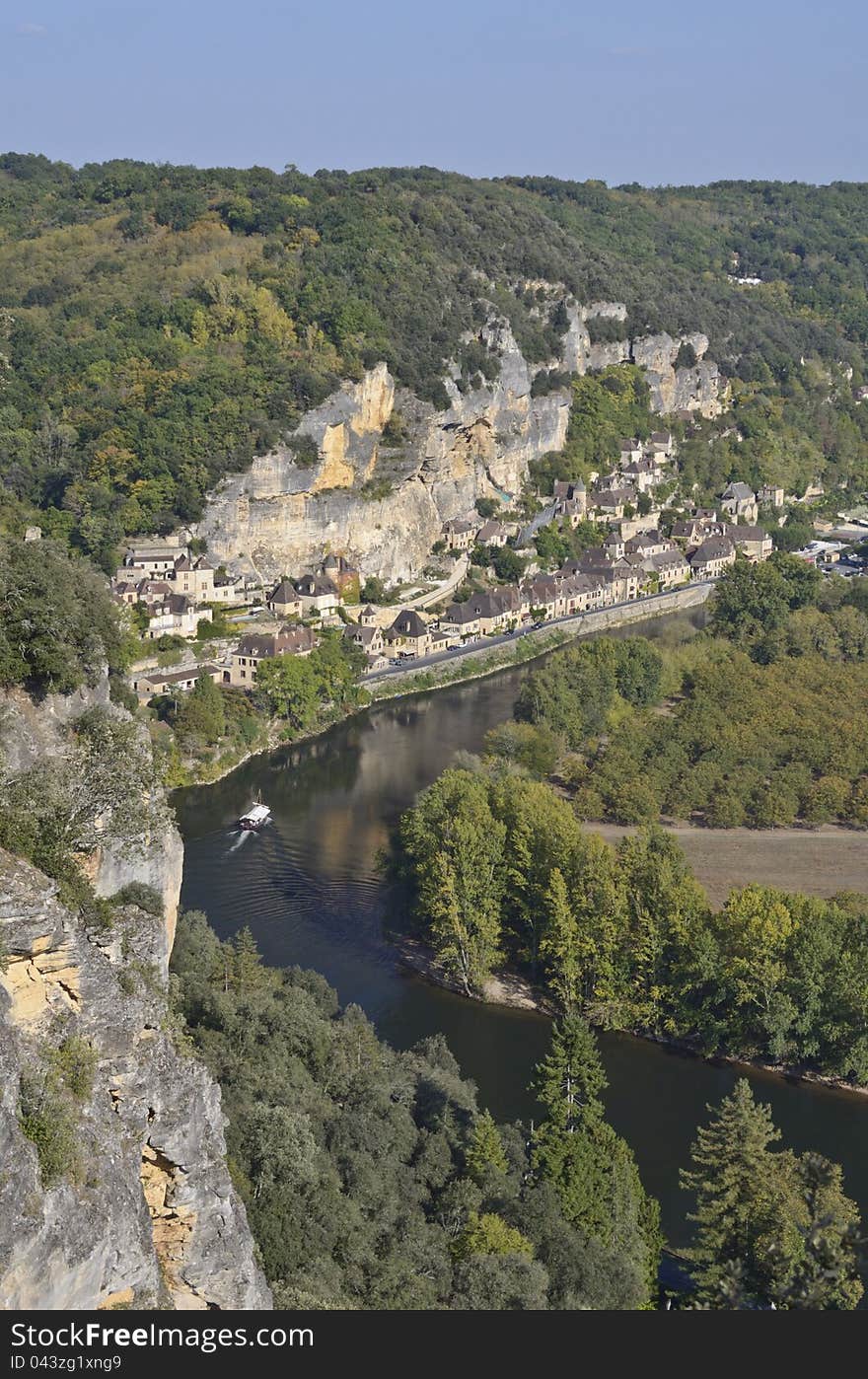 La Roque Gageac is situated next to a steep rock on the banks of the Dordogne river in the Aquitaine area of France. The area that is highly popular with tourists nowadays, for a long time was the border between French and English territories in the Middle Ages. La Roque Gageac is situated next to a steep rock on the banks of the Dordogne river in the Aquitaine area of France. The area that is highly popular with tourists nowadays, for a long time was the border between French and English territories in the Middle Ages.