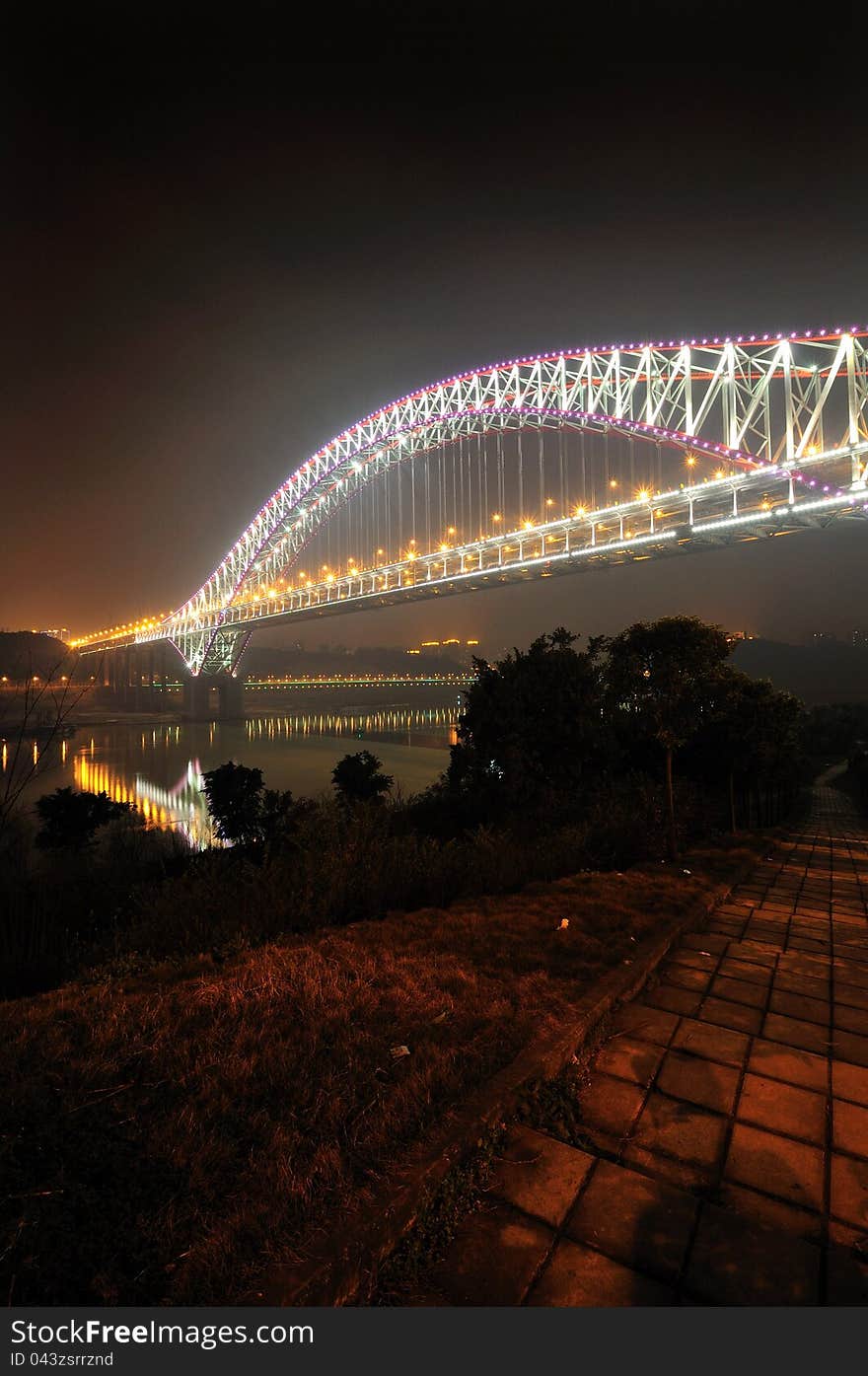 Chaotianmen Bridge optional steel truss arch form, the bridge only two main piers, the main span of 552 meters, becoming the first arch bridge in the world. The bridge is divided into upper and lower levels. The upper two-way six-lane, and pedestrians on both sides of the sidewalk bridge; the lower is the two-way light rail track.