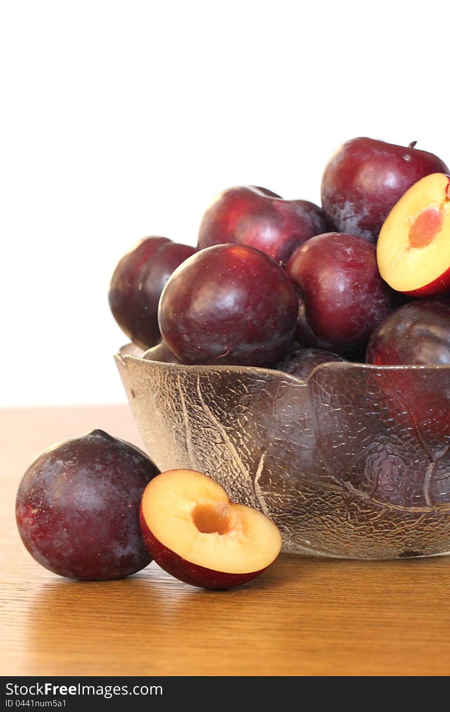 Fresh plums in a bowl