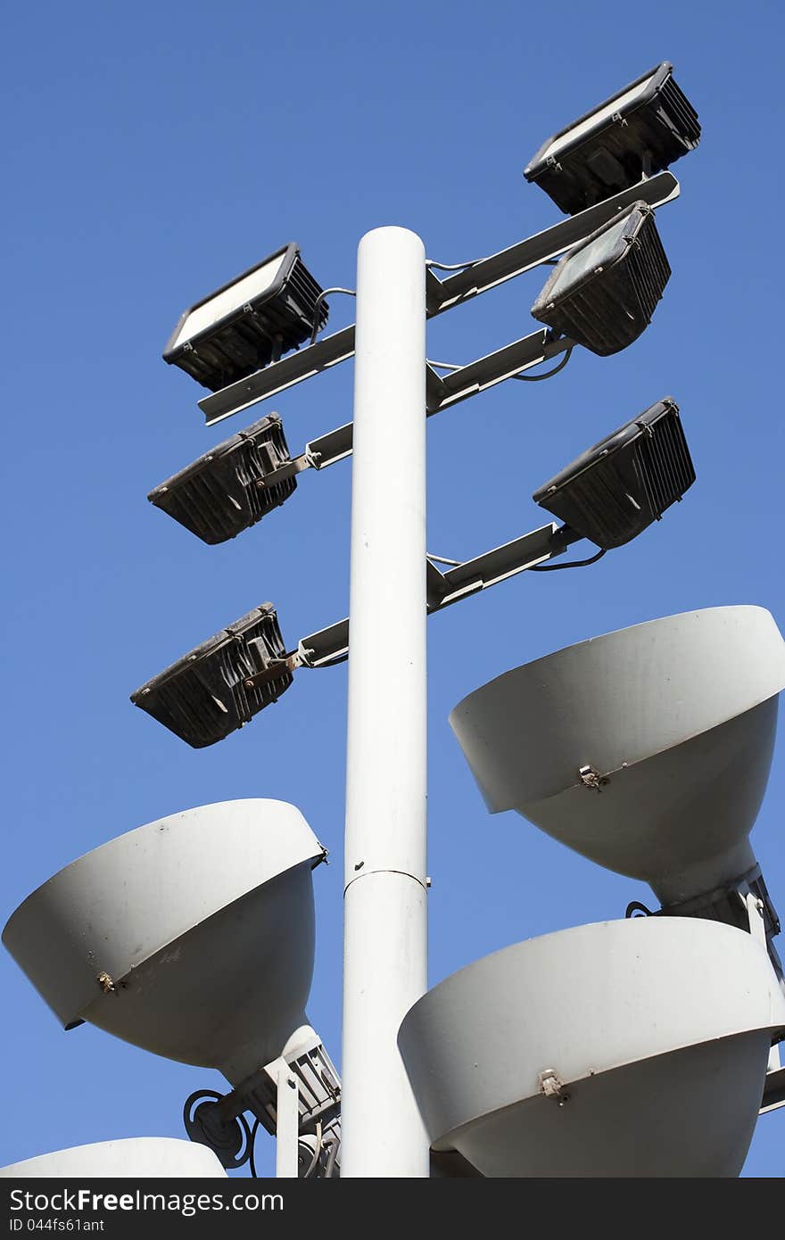 Pockets of high power light to illuminate monuments. Pockets of high power light to illuminate monuments