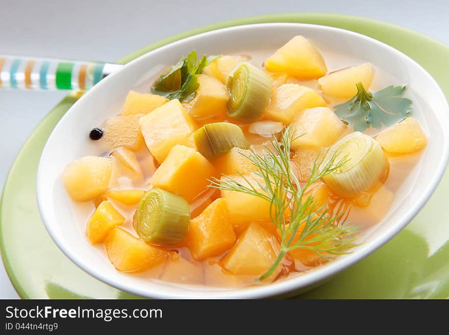 Soup of leeks and turnips with garlic