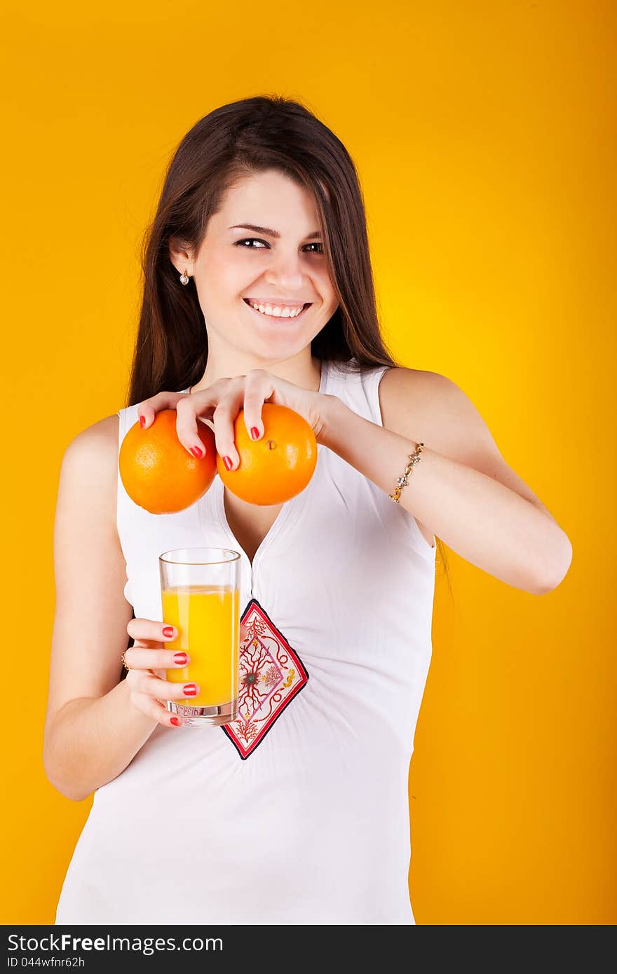 Pretty woman with straight hair and juice oranges