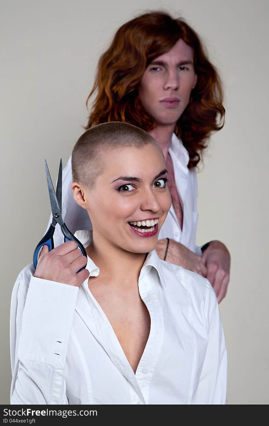 Woman without hair to cut her man. Woman without hair to cut her man