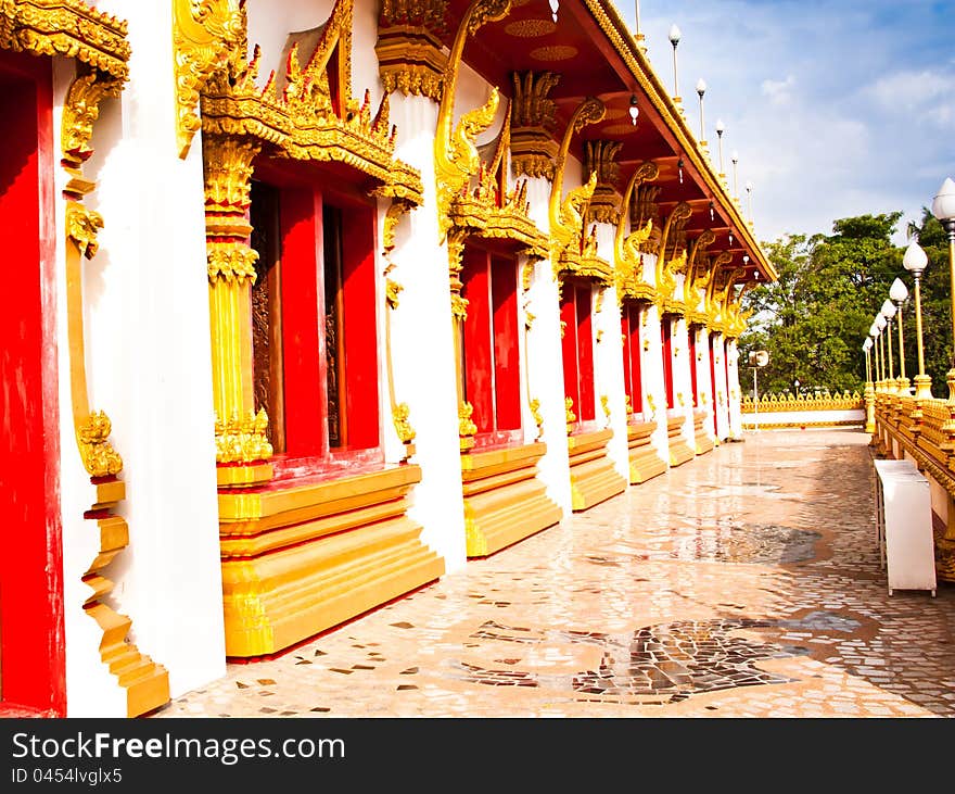 The beauty of the corridors. The Thai temple architecture.