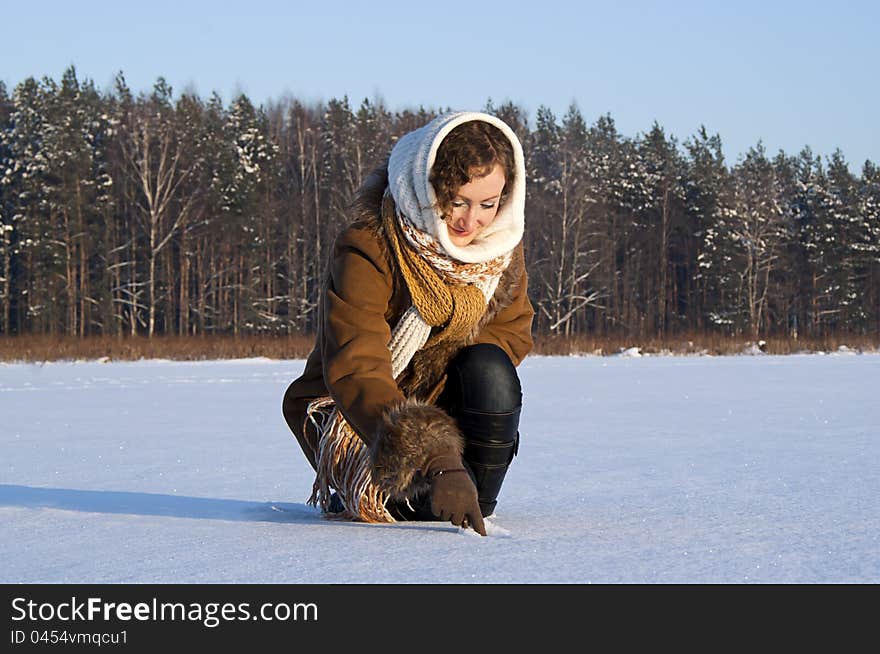 Draws on the snow, beautiful girl. Draws on the snow, beautiful girl