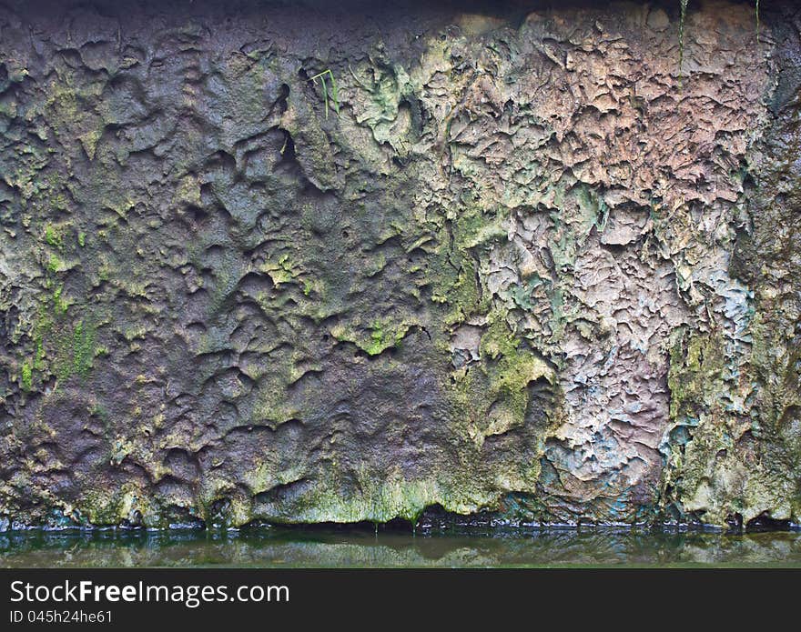 Algae stains from dirty water to flow through the wall. Algae stains from dirty water to flow through the wall.