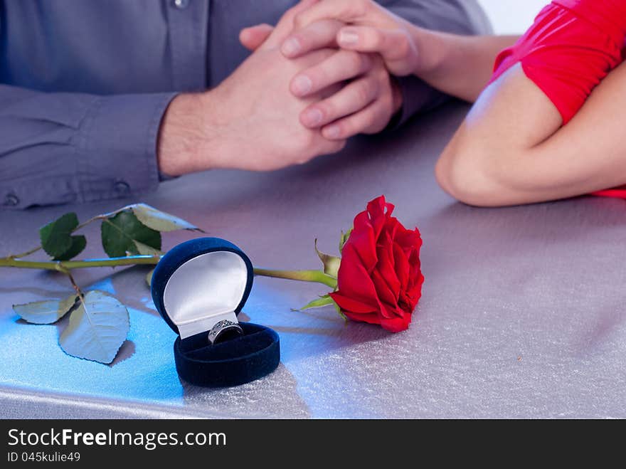 Ring of roses, the couple at the table