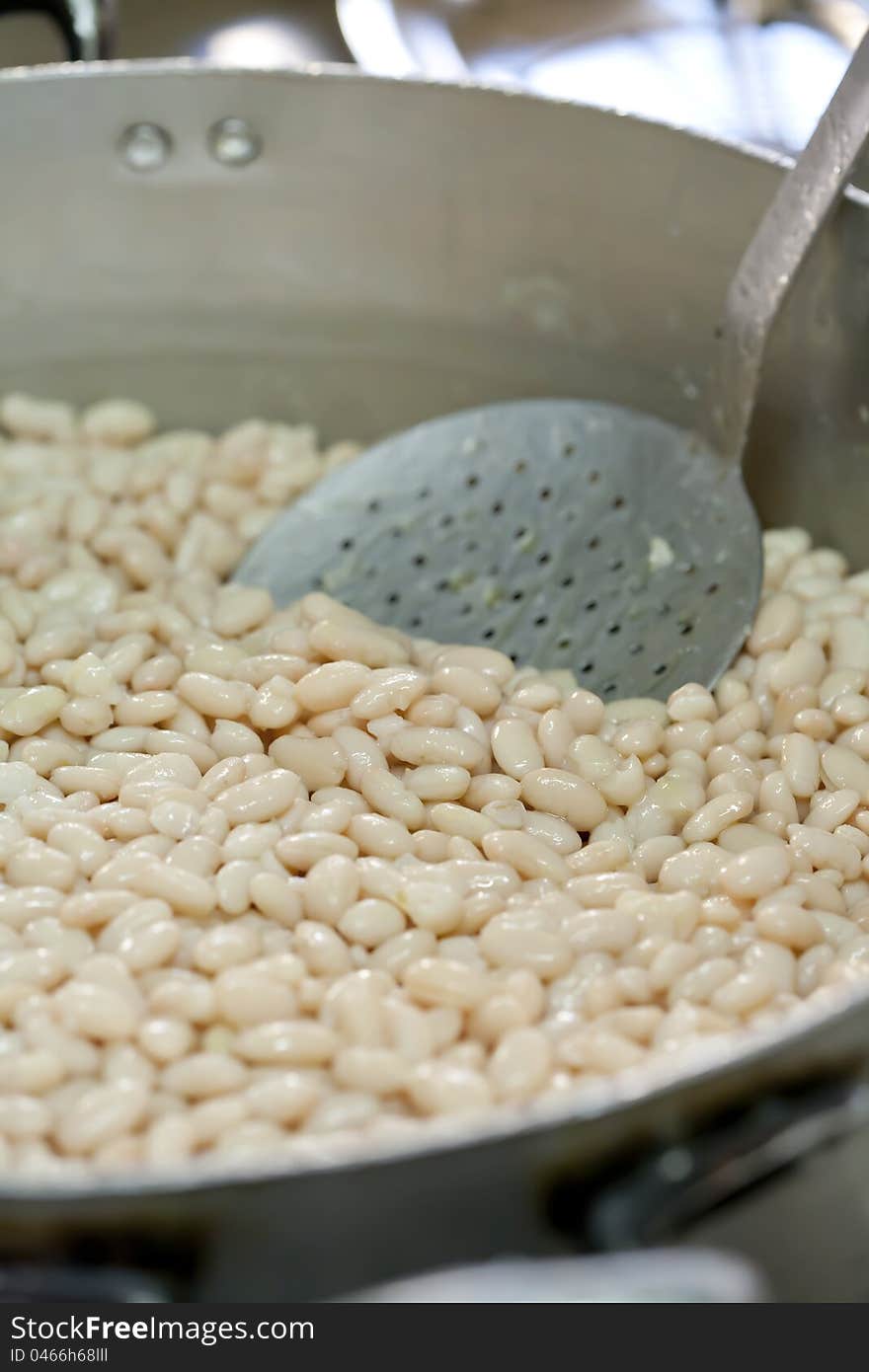 Pot of cooked white beans