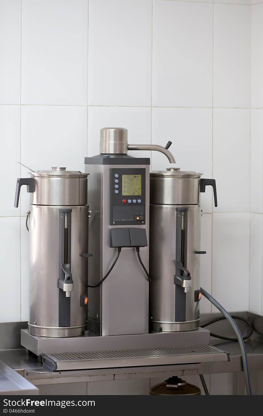 Coffee machine with high capacity industrial coffee production