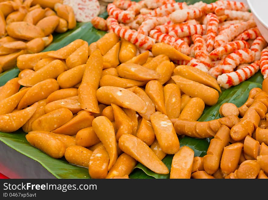 Fried sausages are placed on banana leaves. Fried sausages are placed on banana leaves.