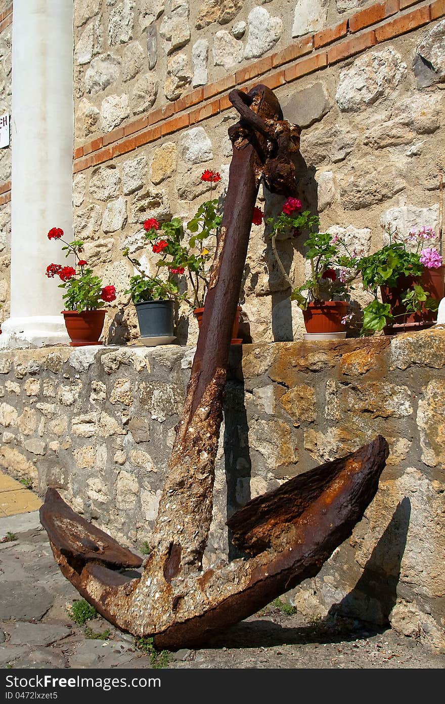 The old ship's anchor is the wall of the building. The old ship's anchor is the wall of the building