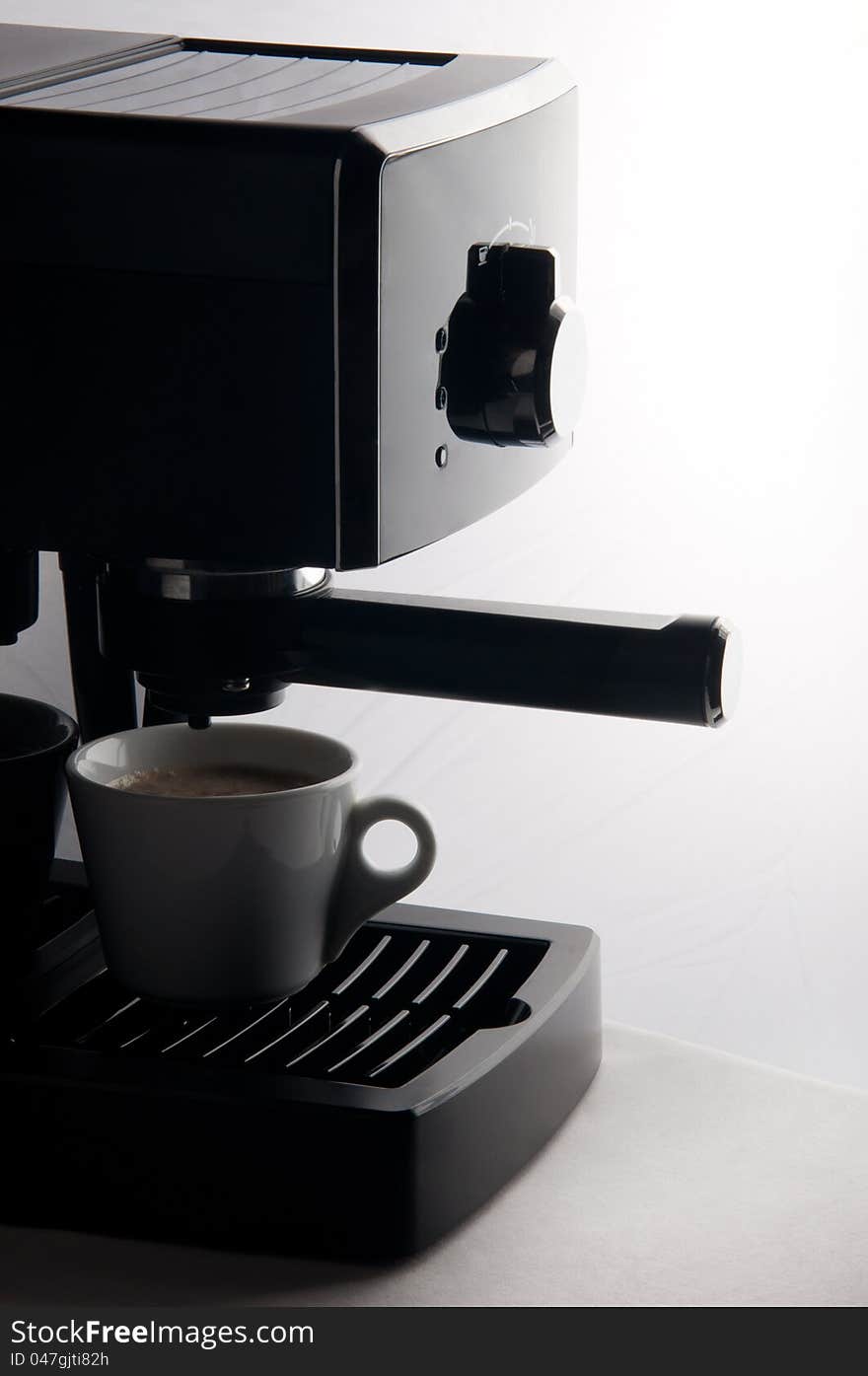 Espresso coffee maker with coffee cup