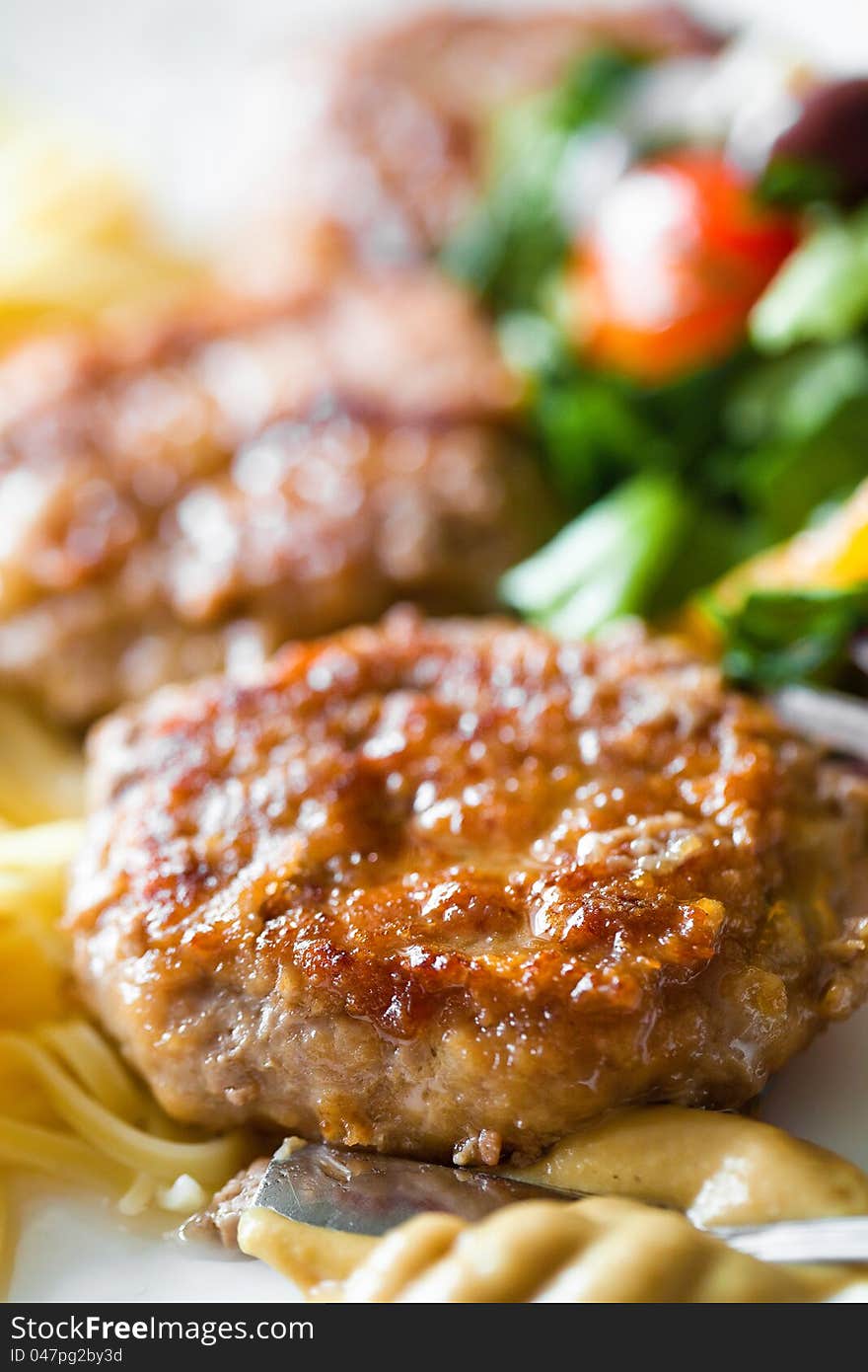 Cutlet with pasta and vegetables