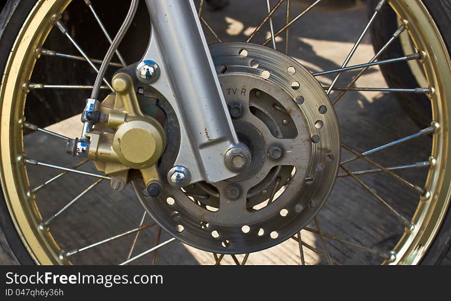 Fast-wheel disc brakes and a motorcycle. Fast-wheel disc brakes and a motorcycle