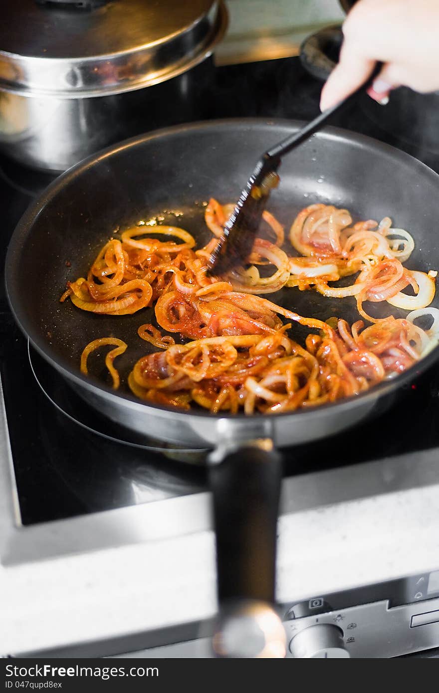 Fried onion rings with tomato sauce