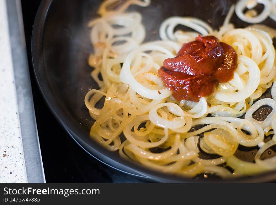 Onion rings with tomato sauce