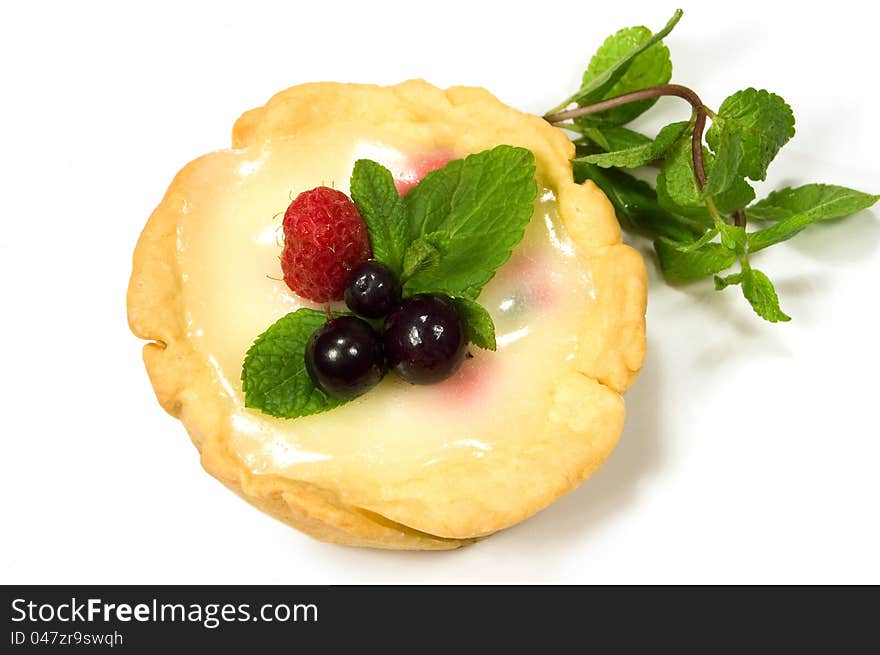 Cake with berries and mint