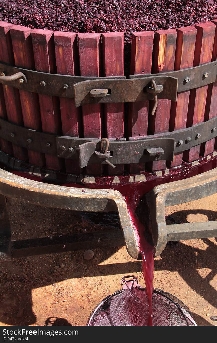 Extracting wine juice with a wine press