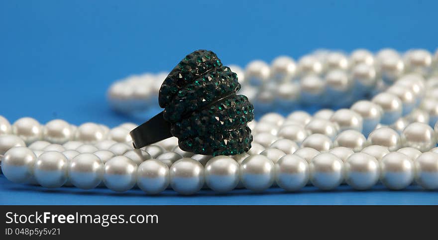 Picture of a Green ring on pearls