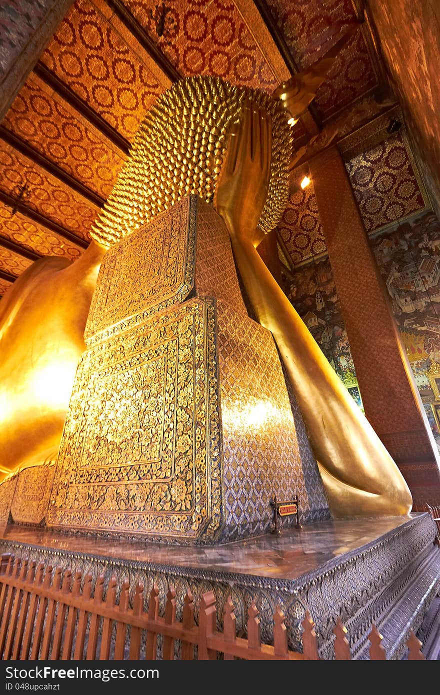 Head of big Reclining golden Buddha statue