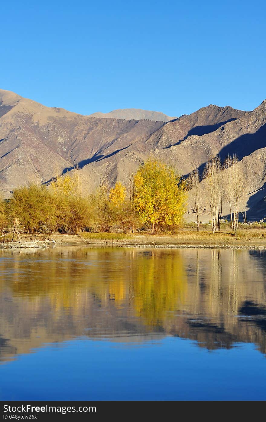 Lhasa River (Lhasa River), China's Tibet Autonomous Region rivers. Tibetan guitar Qu. Originated Nyainqentanglha south of the mountain, southwest flows through the city of Lhasa, to Qushui county import Brahmaputra. Downstream open valley, is the main farming areas of Tibet. Lhasa River (Lhasa River), China's Tibet Autonomous Region rivers. Tibetan guitar Qu. Originated Nyainqentanglha south of the mountain, southwest flows through the city of Lhasa, to Qushui county import Brahmaputra. Downstream open valley, is the main farming areas of Tibet.