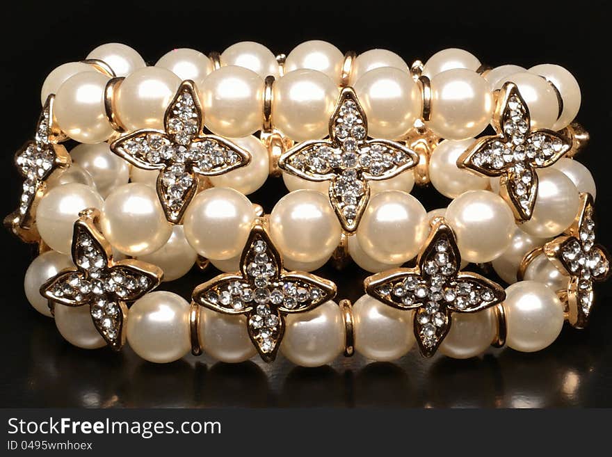 A pearlsbracelet with flower and diamonds