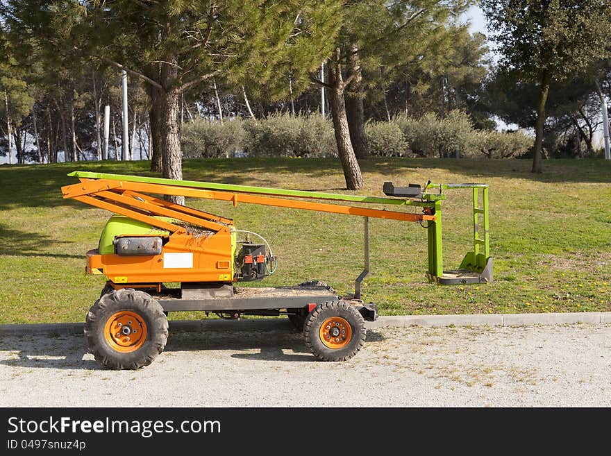 Electric crane for tree pruning or other works of high